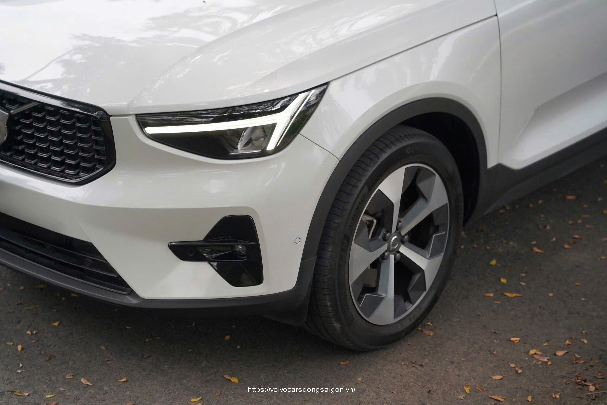 ngoaithat-volvo-xc40-den-chieu-sang