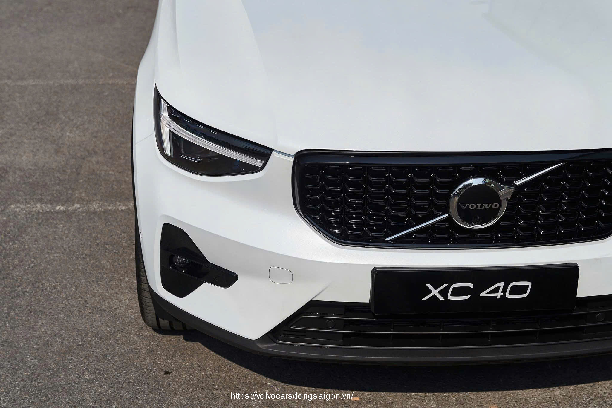 ngoai-that-volvo-xc40-luoi-tan-nhiet