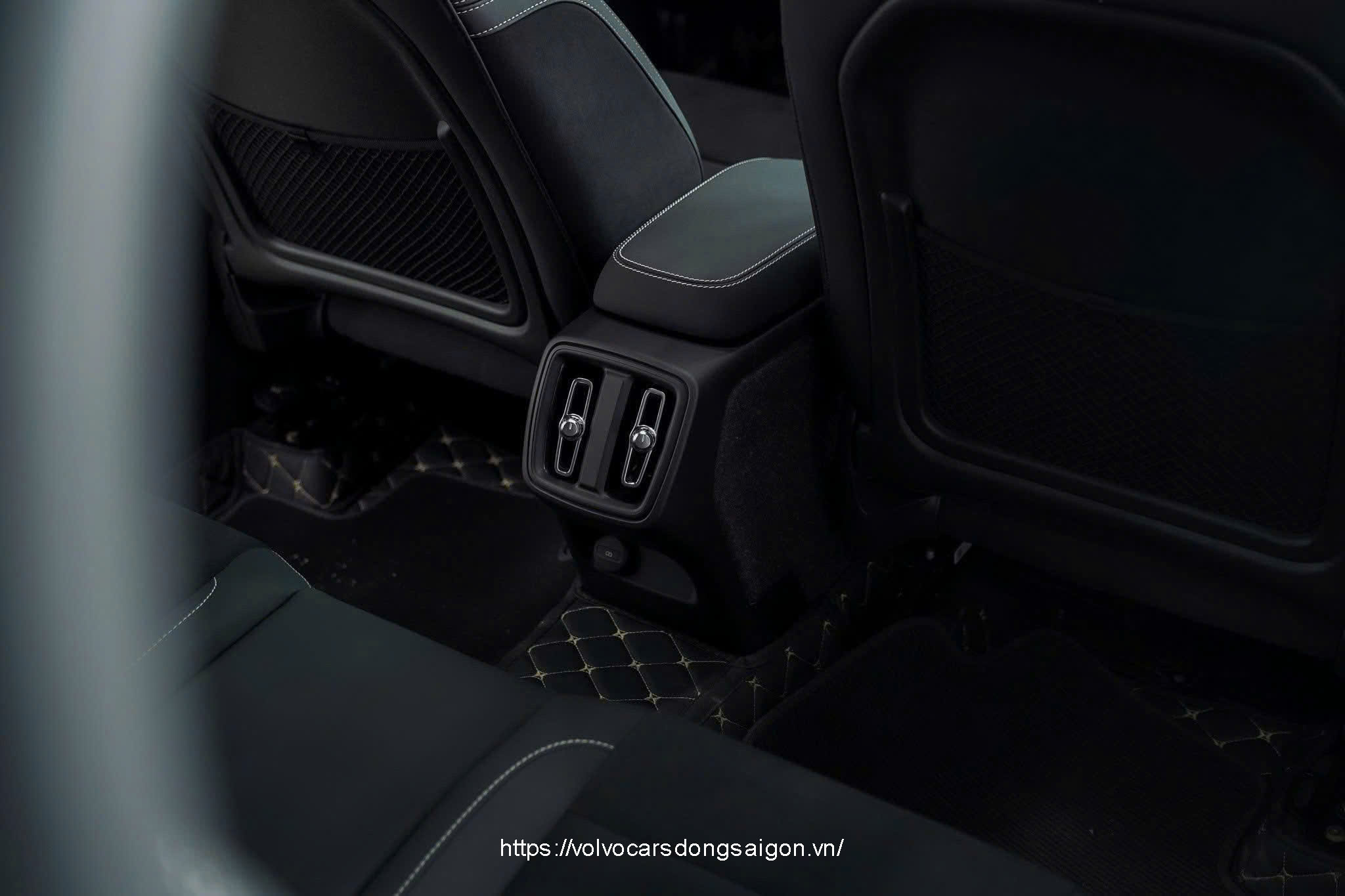 noi-that-volvo-xc4-dieu-hoa