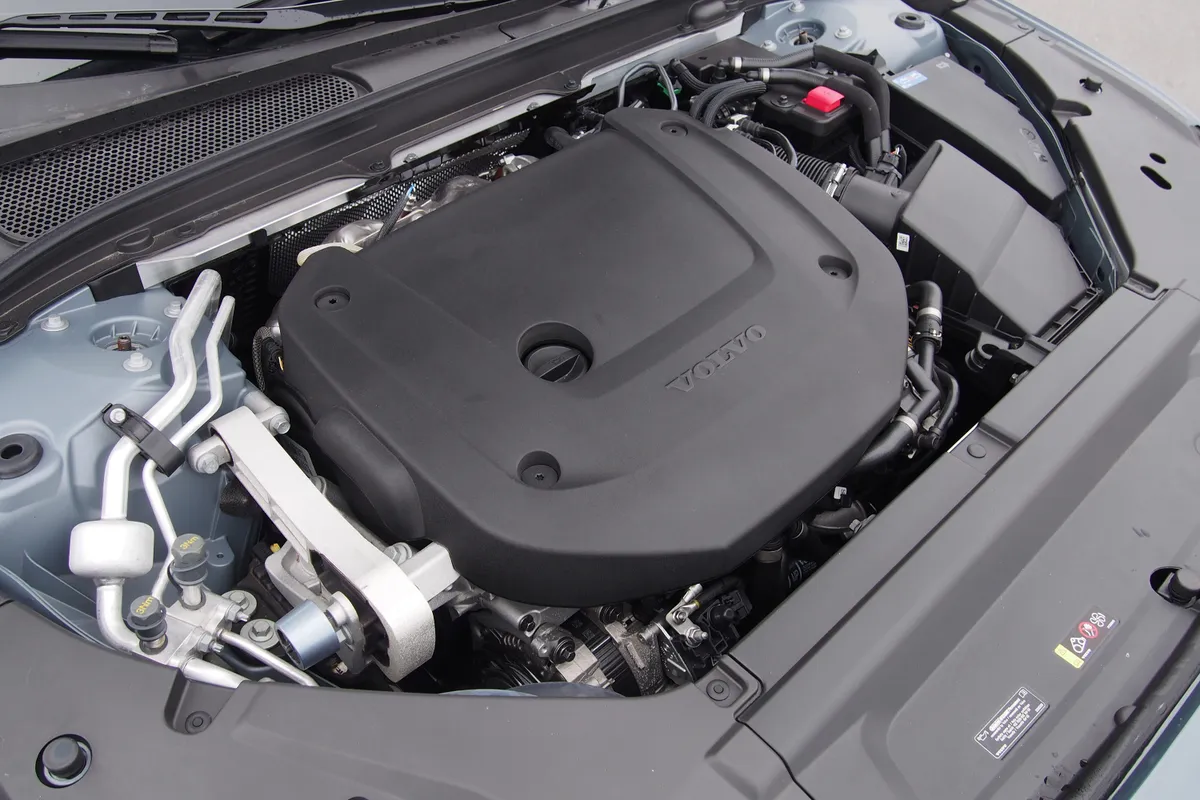 volvo-s90-khoang-dong-co