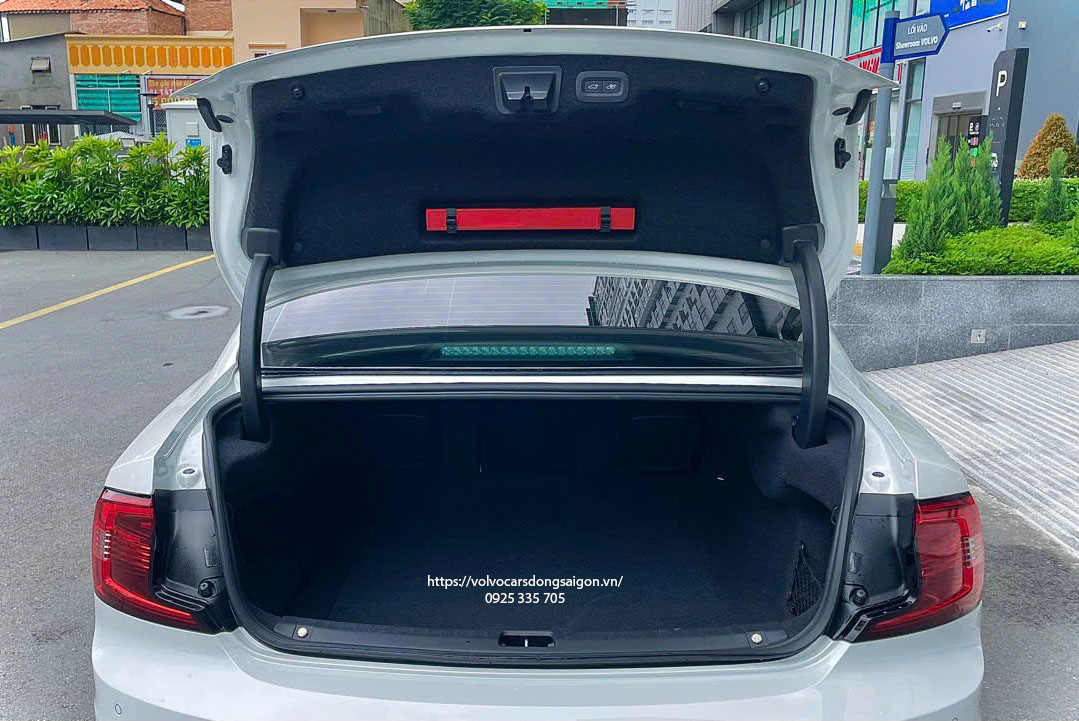 volvo-s90-khoang-hanh-ly
