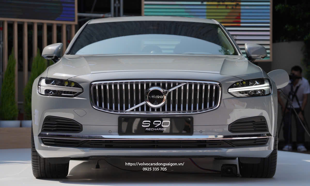 volvo-s90-t8-ngoai-that-dau-xe
