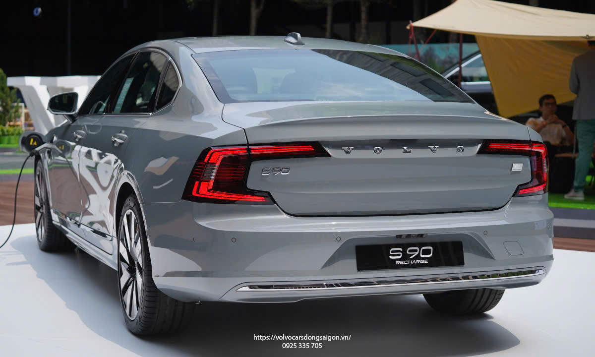 volvo-s90-t8-ngoai-that-duoi-xe