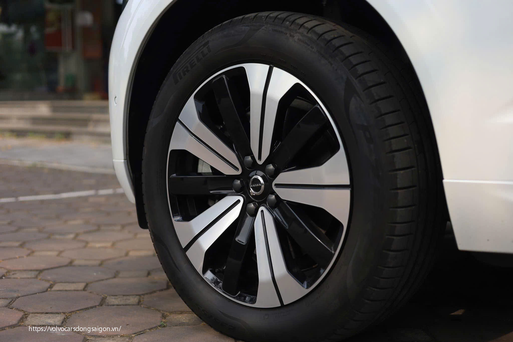 ngoai-that-xc60-lop-xe