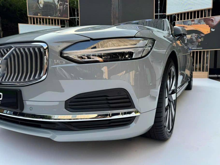 Ngoại thất tối giản mà quý tộc của Volvo S90 T8 